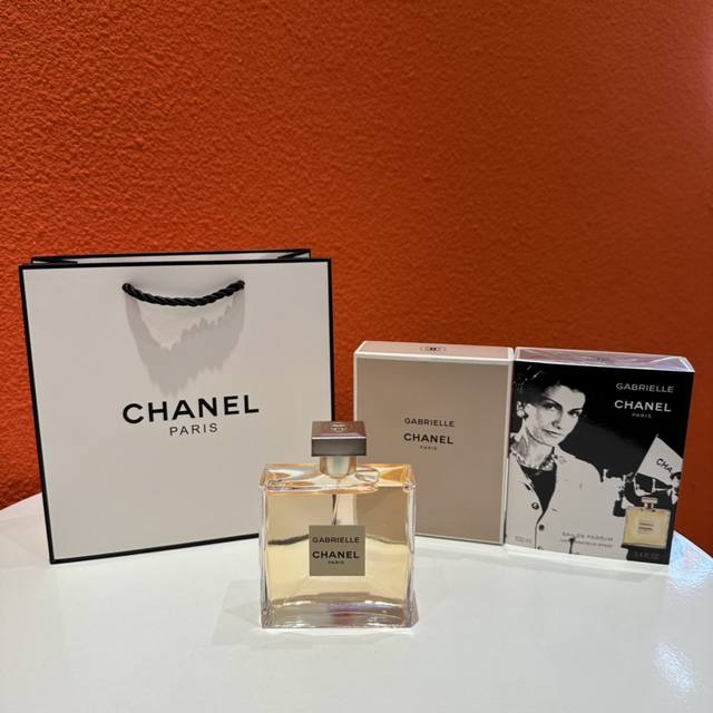 Chanel Gabrielle 100Ml，香奈儿嘉伯丽尔香水，特殊渠道货源，配手提袋。嘉伯丽尔是香奈儿女士印在出生证明上的名字，继2002年邂逅系列发布后的