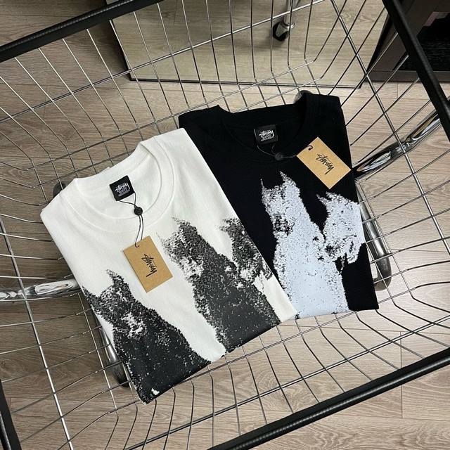 上新 ｛高版本｝ -24Ss新款stussy斯图西杜宾犬印花高版本宽松情侣tee- 颜色：白色 黑色 尺码：M-Xxl 大版型 320克双紗棉面料 高货高版本 - 点击图像关闭