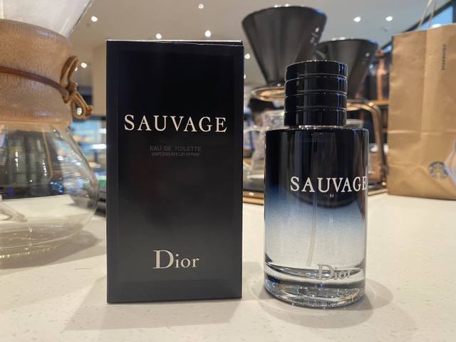 上新！ ，配专柜手袋！旷野dior Sauvage香水丨100Ml。作为近几年最出名的香，感觉dior Sauvage是绕不过去的，欧美地区近三年最好卖的香水，
