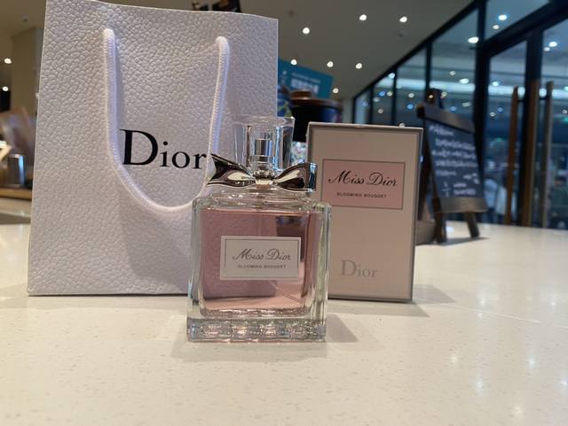 上新！ ，配专柜手袋！Dior花样甜心100Ml。Dior 迪奥小姐花漾甜心香水，初恋的味道，任何人都抗拒不了的甜蜜味道。因为它代表的每一个女孩心里都有座花园，
