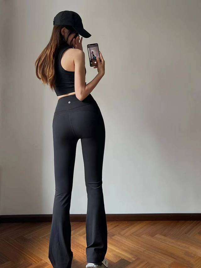 黑色 Lulu喇叭裤groove神裤 喇叭裤，赵露思同款入了2色，采用独家开发的裸感科技面料，28%氨纶材质无限贴合人体，版型自带美图效果显高显瘦，高腰设计平坦