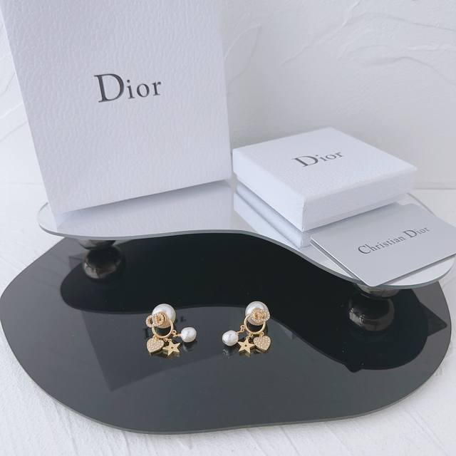 Dior 迪奥 珍珠星星耳钉 迪奥家新款，精致的珍珠与闪耀的星星交相辉映，珍珠的温润与星星的光芒，在迪奥珍珠星星耳钉中融合，细节之处见奢华，为你的造型增添璀璨光