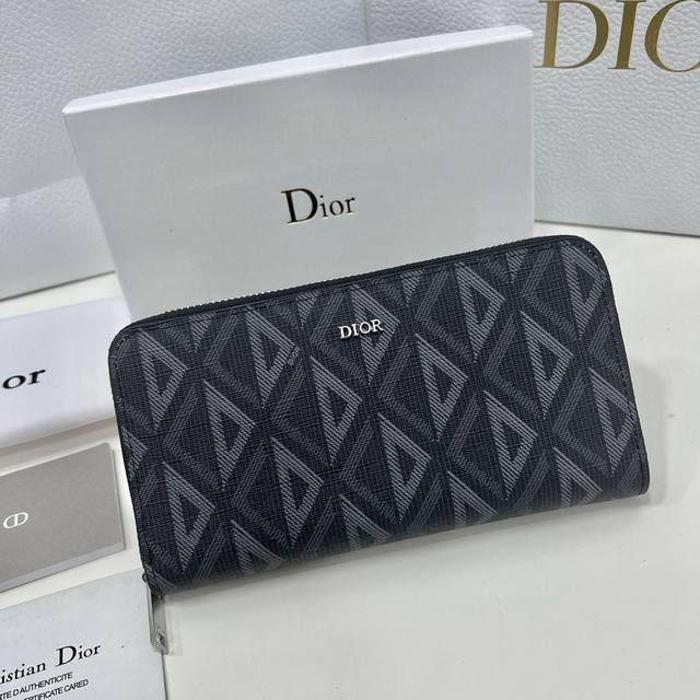 Dior 0197颜色 黑色尺寸 19.5*10.5*3Dior专柜最新款！Dior长款拉链钱包高档 印花正面饰有“Dior＂徽标，搭配头层牛皮，容量大双隔层，