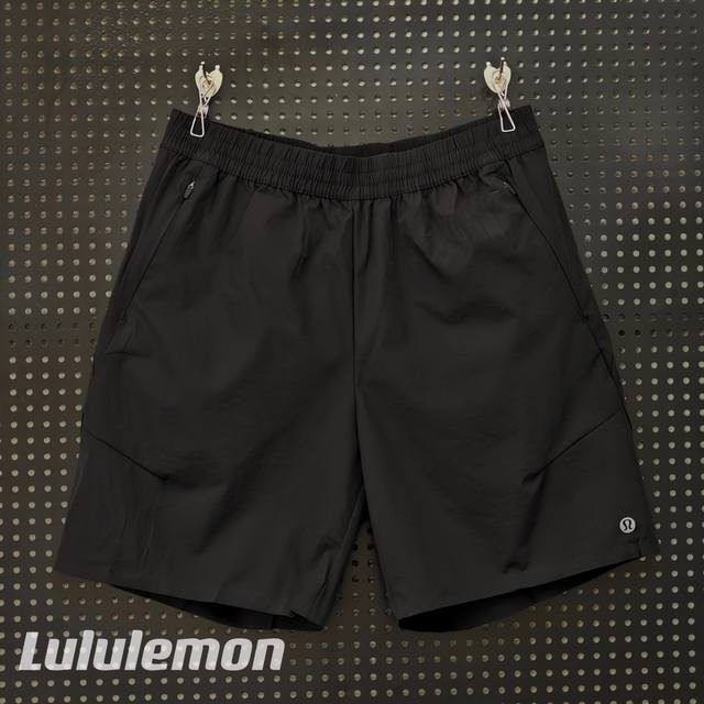 Lululemon纯原定制速干拼接运动健身跑步短裤。采用schematech冷汗纱线面料，透气性强，适合各种环境。运动跑步健身方便排汗，质地舒适轻盈，纯原订单，