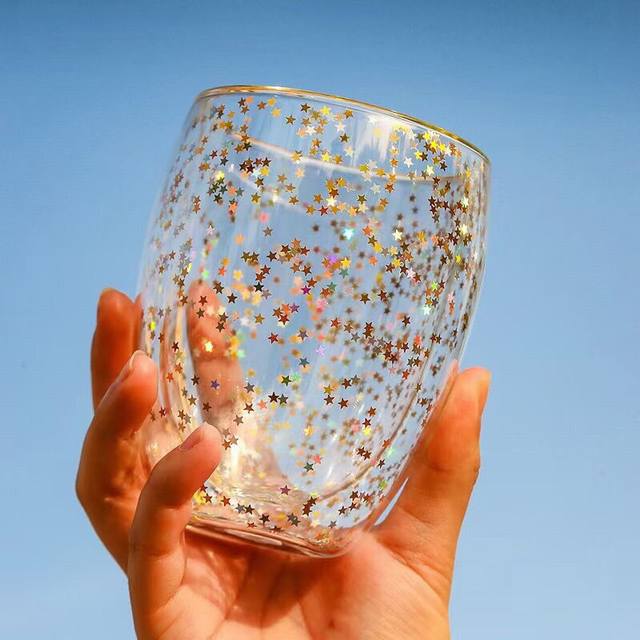 满天星星空双层隔热玻璃杯，犹如漫天星辰，非常的好看，杯子夹层里面的星星都是可以果活动的，杯子容量250Ml，配独立包装。