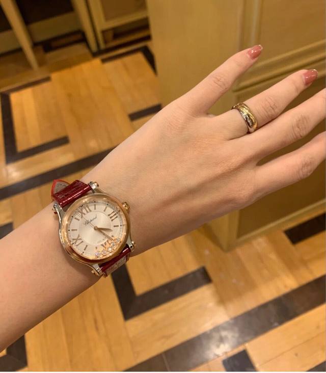Chopard 萧邦 Happy Sport 腕表 肖邦快乐钻石女士手表。36毫米。1993年面世的happy Sport腕表，是肖邦第一款将钻石和精钢表壳相结