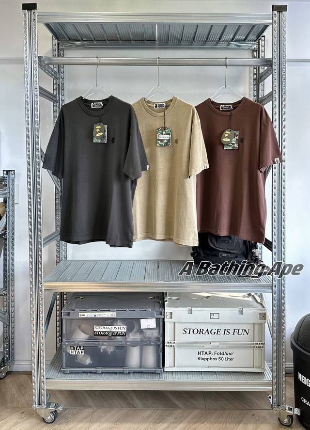 A Bathing Ape 24Ss新款小刺绣简约logo猿人头短袖 000 颜色：石墨灰 卡其 红棕色 尺码：S-M-L- Xl 宽松版型 数量不是很多， 售