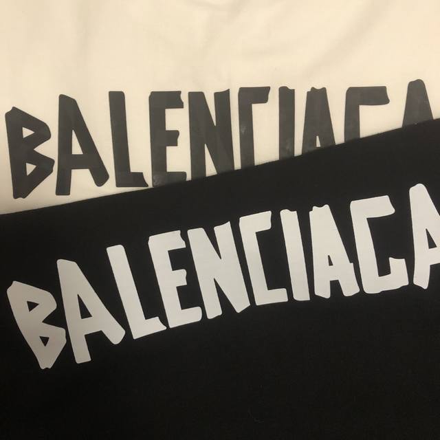新款 控 Balenciaga 巴黎世家经典款简约字母情侣款短袖 穿上就是舒适自在 减龄又显瘦的存在，慵懒而随性，结合干净简单的色系就特别耐看，适合日常穿着～复