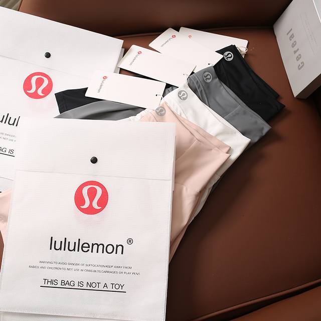 Lululemon，一个享誉全球的高端运动服饰品牌，以其卓越的品质、创新的设计和对健康生活理念的执着追求而闻名。 这款 Lululemon 短裙，更是品牌的经典