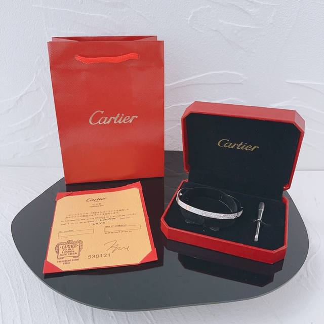 Cartier卡地亚 Love系列小号款满天星 满钻窄版 复刻版 顶级原单复刻！窄版设计尽显精致优雅，而那满钻的闪耀，如同繁星坠落，让你成为众人瞩目的焦点，Ca