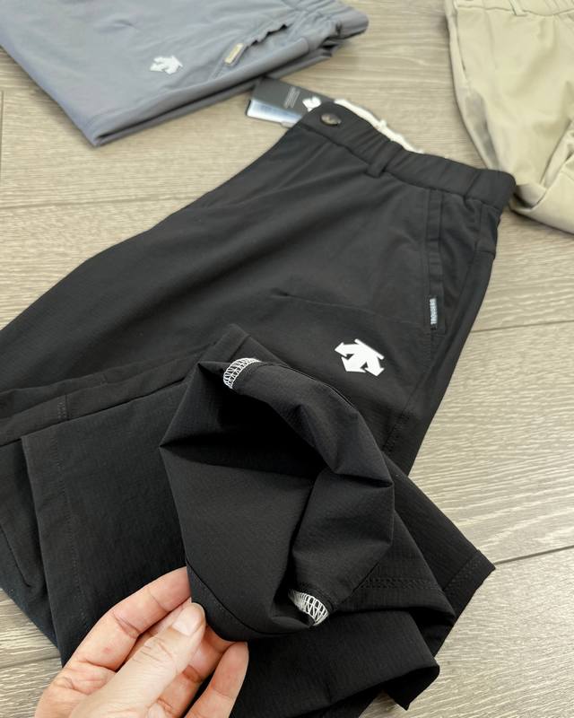 上新 供价私聊！ 颜色 : 黑色 灰色 卡其 尺码 : L-4Xl Descente 迪桑特高品质商务长裤，立体剪裁速干透气防晒夏季薄款弹力商务休闲长裤松紧腰。