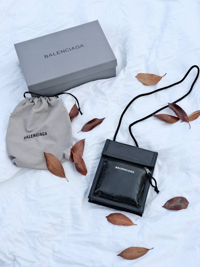 Balenciaga 巴黎世家 新款油蜡皮徽标logo手机包单肩斜挎包 这只包真的是很方便，虽然小但是很能装 蹦迪都不会掉东西哈哈哈加上油蜡牛皮非常耐造 人人皆