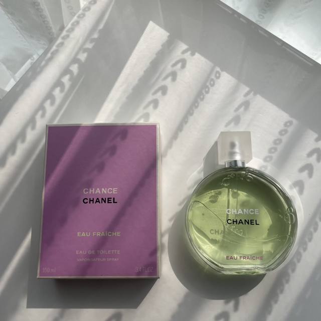 Chanel 香奈儿 Chance 邂逅系列邂逅绿香水100Ml，香奈儿专柜邂逅绿色柔情香水。配专柜手提袋。邂逅清新淡香水。明媚闪亮的花香调，清新香木橼、柔美茉