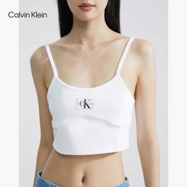 Calvin Klein Jeans Ck徽章极简吊带背心 款号：24673202302 颜色：白色 尺码：Sml S胸围34衣长23 M胸围36衣长23.5