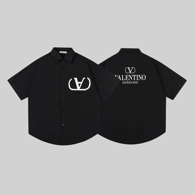 上新 Valentino 华伦天奴24Ss设计师款经典字母半袖衬衫 可搭配套装 面料：天丝缎面70支面料 定制辅料 颜色：黑色 白色 尺码：S-Xl 简介： V