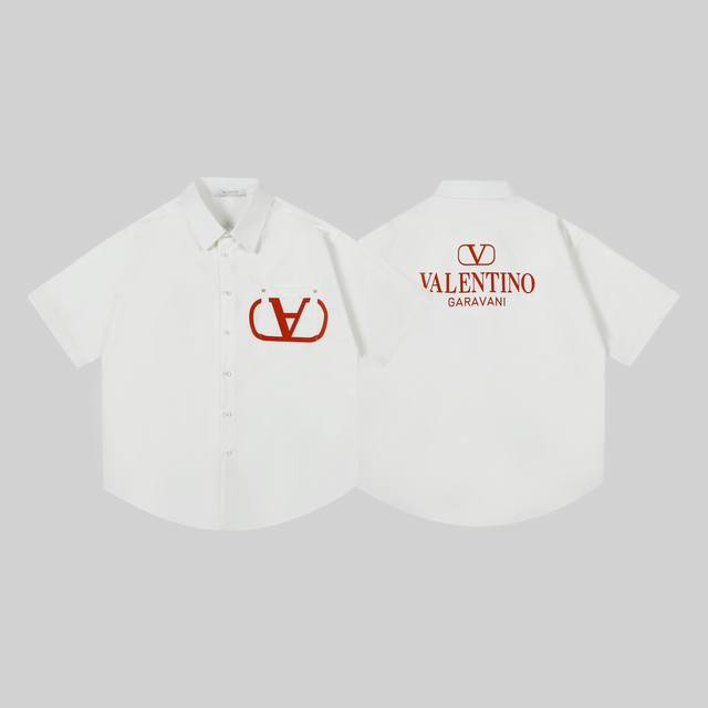 控 上新 Valentino 华伦天奴24Ss设计师款经典字母半袖衬衫 可搭配套装 面料：天丝缎面70支面料 定制辅料 颜色：黑色 白色 尺码：S-Xl 简介：