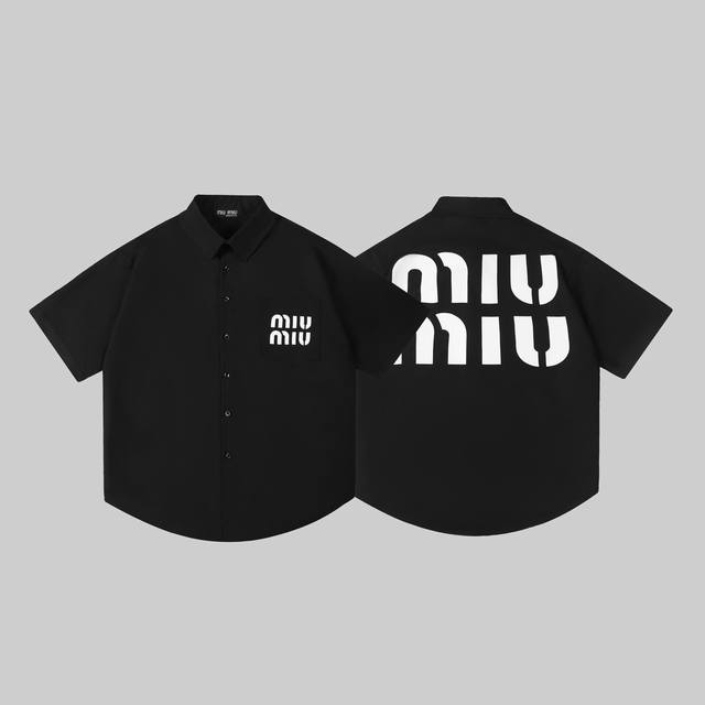 上新 Miu Miu 缪缪2024Ss设计师款经典字母logo半袖衬衫 工艺：特种工艺印花 定制合金纽扣 面料：订制肌理面料 颜色：黑色 白色 尺码：S-Xl