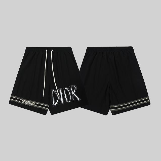 上新 Dior 迪奥 24Ss设计师款四色剪花贴布数字短裤 颜色：黑 白 藏青 灰 尺码：S-Xl 简介： 克里斯汀 迪奥 Christian Dior ，简称