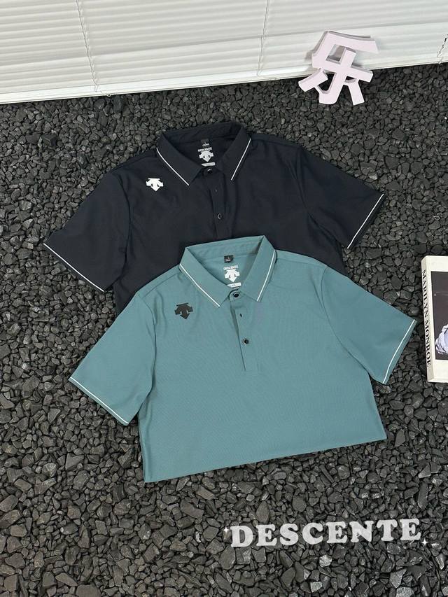 Descente 迪桑特 24Ss专柜同步基础款通勤翻领休闲短袖polo衫 袖口精美的logo设计 ，纯棉质感亲肤舒适商务休闲皆宜，珠地棉面料比普通针织布更加透