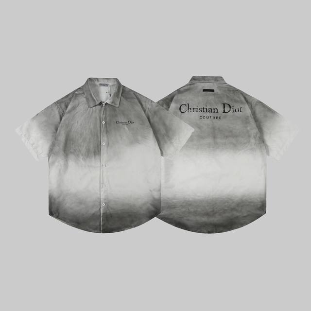 供 上新 Dior 迪奥 Cd衬衫 24Ss设计师款水洗渐变做旧脏脏半袖衬衫 颜色：做旧黑 做旧白 尺码：S-Xl 简介： 克里斯汀 迪奥 Christian