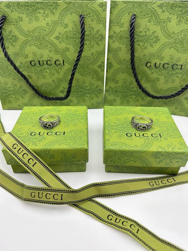 Gucci古驰双g花纹戒指 泰银版本 戒指上镌刻品牌标志性图案，虽然只有简简单单的花纹和刻字 但是意义非凡 Blind For Love:一段关系里我们不都是盲