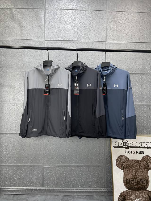 劲爆.超燃ua： 主打运动 Under Armour 安德玛sportstyle连帽超轻透气运动型 .皮肤衣 超棒面料 帽子可拆卸 Logo反光设计 这是一款功