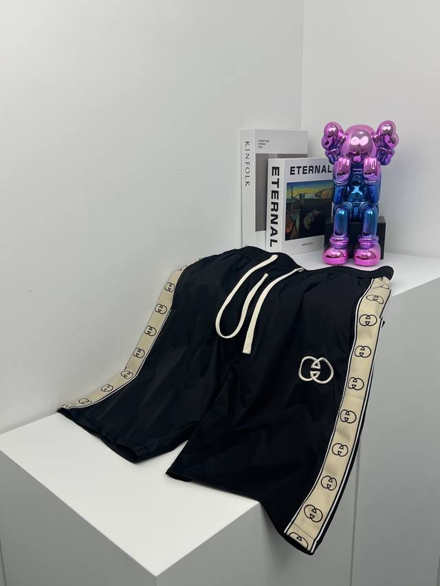 新款短裤：Gucci 古驰 2024新品双侧gg拼接刺绣logo经典速干短裤，整体裤子采用了高质量的舒适面料，轻柔细腻，触感极佳，穿上它仿佛就置身于柔软的云朵之