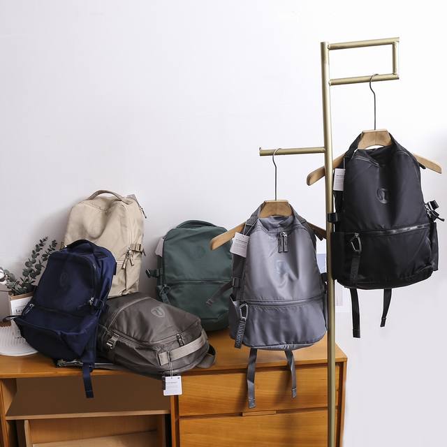 Lululemon New Crew Backpack 22L 大容量初中生书包男女高中学生电脑旅行护脊背包百搭时尚登山包。 22L标准形状，采用light背模
