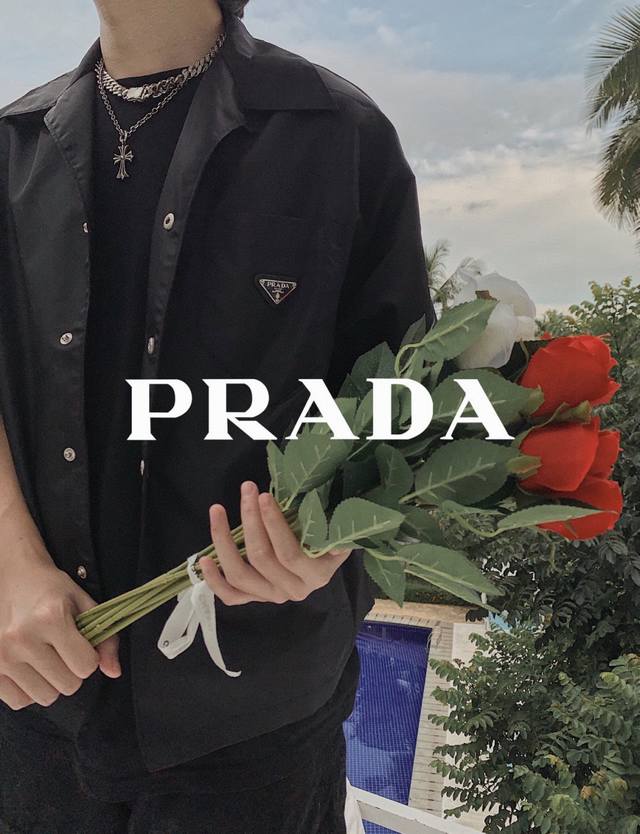 Prada 普拉达23S新款工装口袋小标短袖衬衫 普拉达的经典大爆款 各大明星时尚博主上身 简单的设计 却能随意穿出超一流的时尚感 纯原复刻 辅料完美搭配，面料