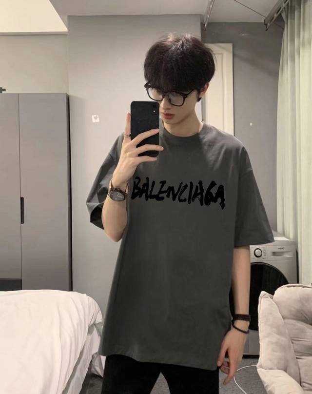 Balenciaga 巴黎世家毛笔书画圆领短袖半袖t恤 面料采用260克纯棉双纱食毛面料 双线二本针压线 久洗不变形 原版定制三标 高端进口印花 随意水洗 情侣