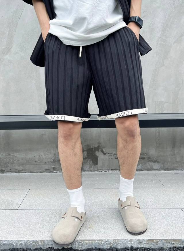 罗意威2024春夏新款立体特种绣花工艺短裤 可搭套装配上衣 肌理条纹纹路面料 0高品质 颜色：黑色 白色 尺码:S M L Xl