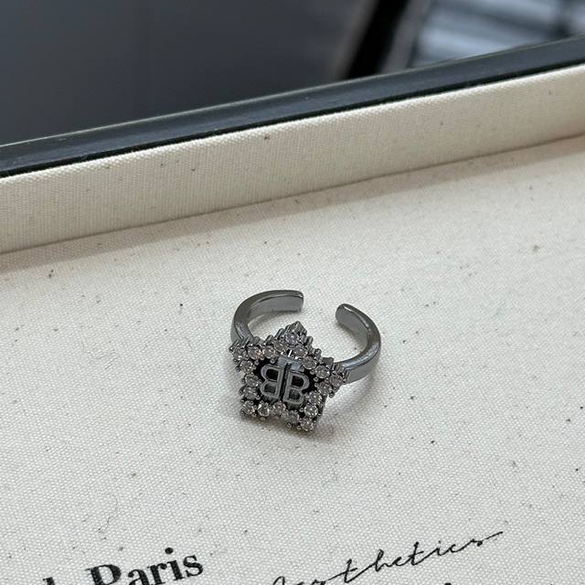 巴黎世家 Balenciaga Bb莱茵石字母镶钻五角星造型戒指 设计经典标志性balenciaga镶钻重工戒系列单 品之一，一向时尚潮流的b家今年又酷又仙标志