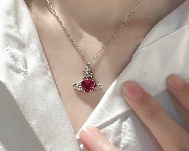Vivienne Westwood 西太后红色爱心红宝石钻ariella土星项链 西太后爱心红宝石项链真的太美了，非常有节日的氛围感，无论搭配什么衣服，出行什么