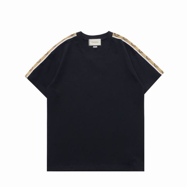 顶级复刻版本 Gucci 古驰经典串标logo织带休闲短袖t恤 款号：67729 面料: 2 G重磅纯棉，随意对比 砖柜同步。第一时间正品开发研制。欢迎对比！面