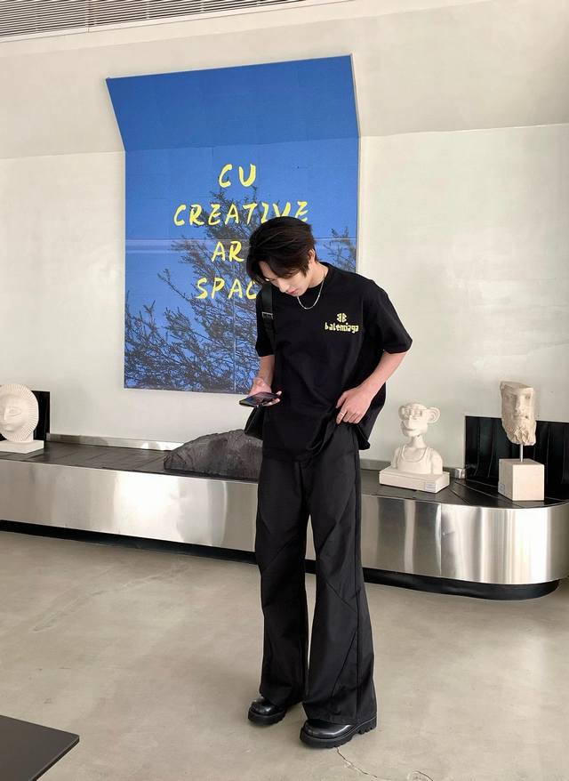 巴黎世家balenciaga24Ss白墨进口直喷印花 260G宽松阔版双纱短袖 三针五线做工，领口包包边条 今年火爆的品牌 看到了就忍不住要自留一件 正确纹路立