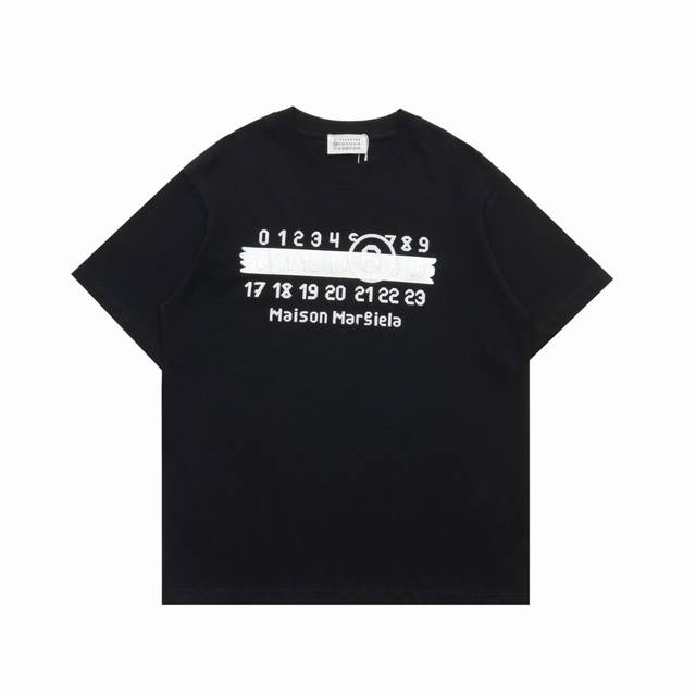 顶级复刻版本 Maison Margiela 马吉拉胶带日历短袖t恤 面料: 2 G重磅纯棉，随意对比 砖柜同步。第一时间正品开发研制。欢迎对比！面料采用zp定