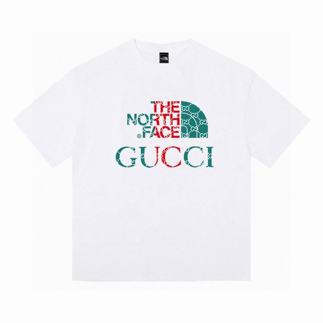 Gucci X The North Face 北面联名古驰短袖半袖t恤情侣款 面料采用260G 双纱纯棉，做工规整，纹路清晰，穿着舒适！ 胸前精致的印花小标 加