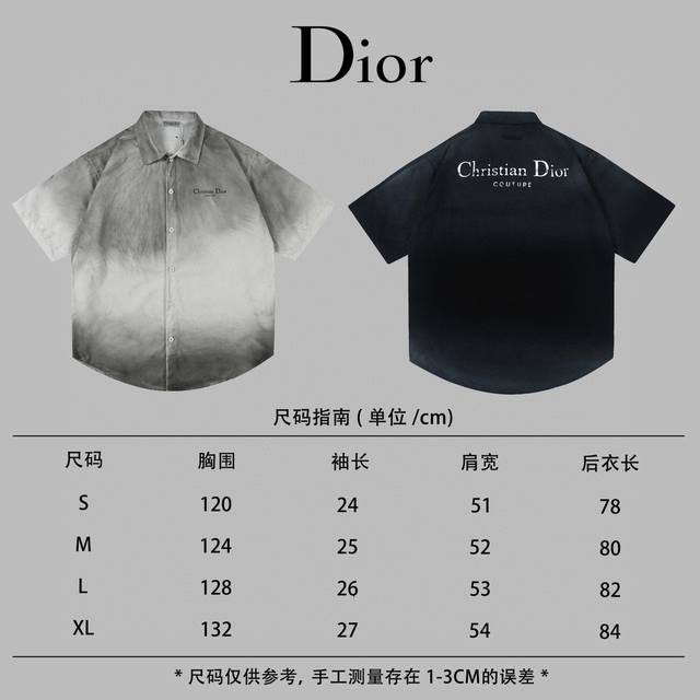 上新 Dior 迪奥 Cd衬衫 24Ss设计师款水洗渐变做旧脏脏半袖衬衫 颜色：做旧黑 做旧白 尺码：S-Xl 简介： 克里斯汀 迪奥 Christian Di
