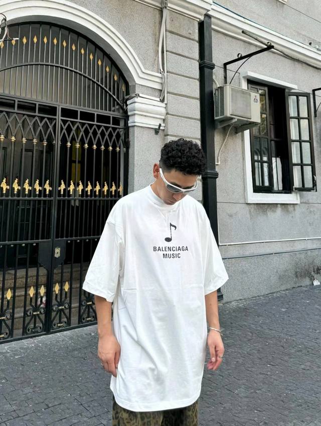 Balenciaga巴黎世家24Ss音乐限定直喷印花短袖 面料采用230G巴黎专用双纱*高克重1比1双纱罗纹 前后幅采用康丽直喷白癦工艺。 Os落肩宽松版型 男