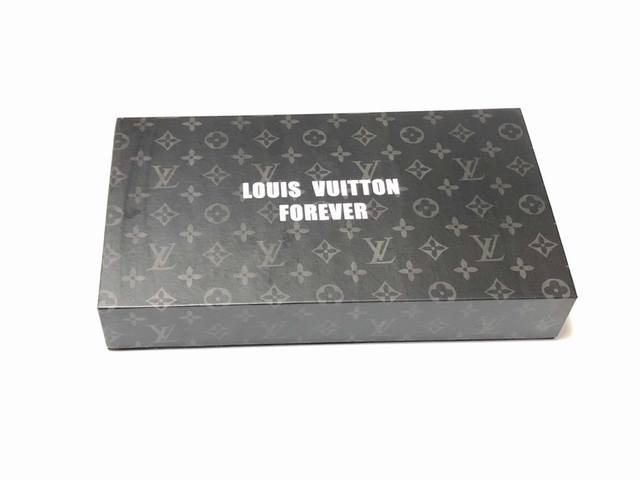 Lv 专柜最新款，绝对的原单品质，全手工切割工艺 专柜订制进口面料。 手感柔软 透气 舒适 有型！ 一点也不紧绷 按照人体工程学设计 彰显男性性感魅力 超级好穿