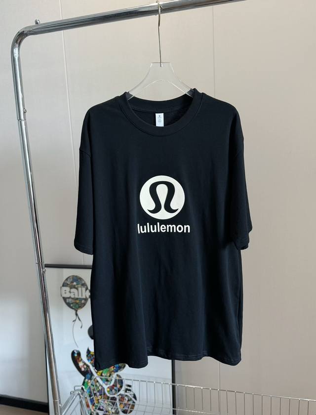 品名：Lululemo* 高阶黑立体植绒logo短袖t恤 尺码：M.L 颜色：黑色 高级腔调的高阶黑短袖，辨识度超高的一件，自带时髦bgm，将简约玩到极致。重工