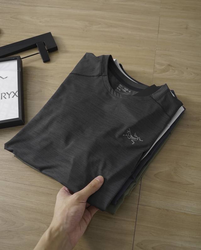 Arc'Teryx 始祖鸟四色速干圆领短袖t恤 官网同步 门店在售采用的是最新型中空吸湿排汗功能材料，领口内侧压胶条 贴带,简洁而舒适面料面料的底部采用导槽式结
