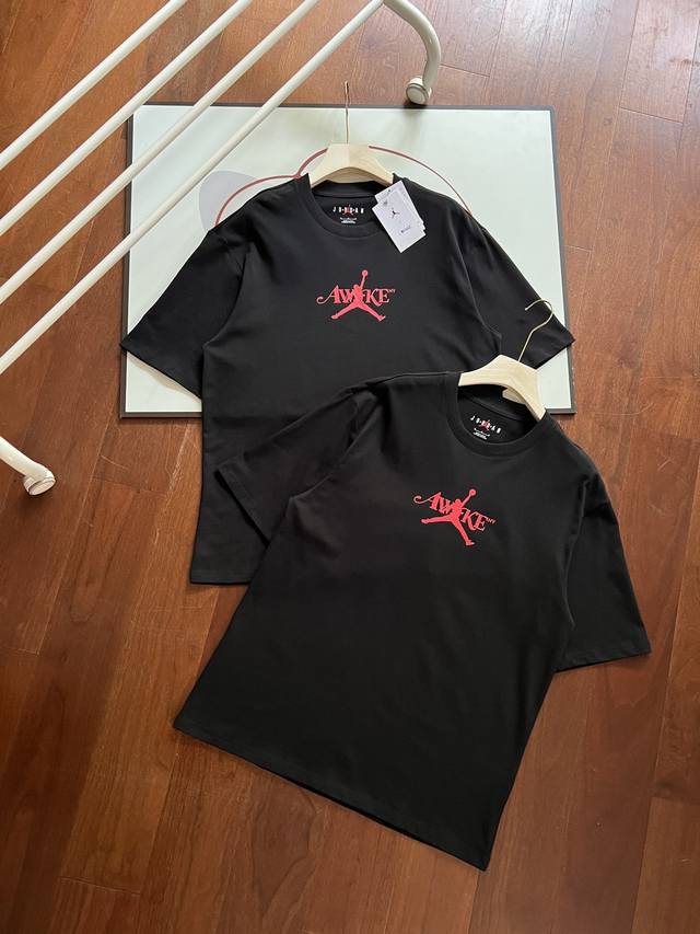 罕见联名！Jordan × Awake Ny 联名 黑色 休闲运动篮球短袖t恤 ！ 货号:Fv9914-010 上身非常好看的一款联名短袖，黑红搭配，基础简约类