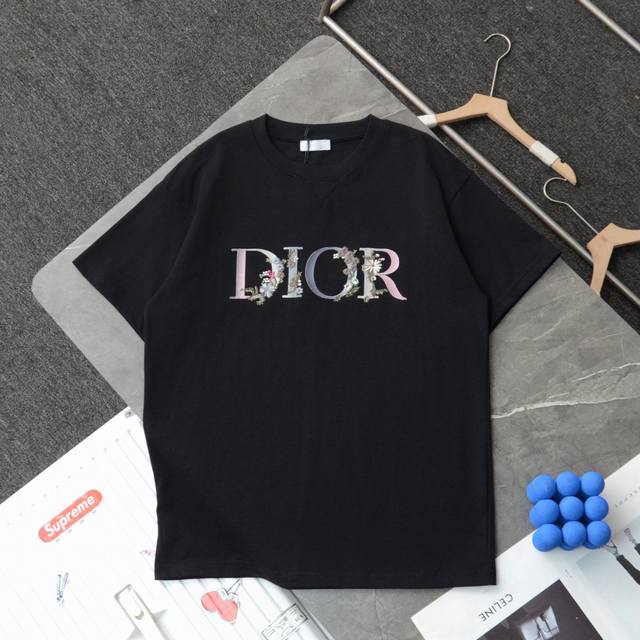 顶级复刻 高端定制 -Dior 迪奥 新款花卉刺绣logo休闲圆领短袖t恤 款号：67501 颜色：黑色 白色 购入原版开模打造，全套定制辅料，细节决定成败。