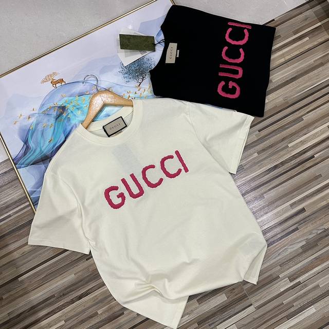 上新 高逼格万针刺绣logogucci 古驰2024春夏经典粉色饱满刺绣字母男女情侣款圆领短袖t恤 今年最新款胸前精美饱满经典logo刺绣 面料采用2 克 双纱