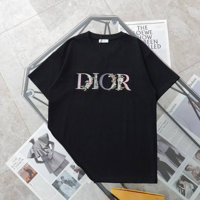 纯原臻品 顶级复刻 Dior 迪奥 新款花卉刺绣logo休闲圆领短袖t恤 款号：67501 颜色：黑色 白色 购入原版开模打造，全套定制辅料，细节决定成败。 迪