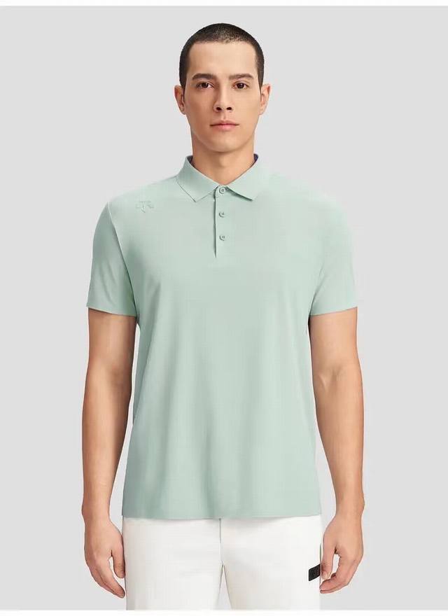 顶级版本 Descente迪桑特dualis系列都市通勤男士短袖polo衫 这款polo衫采用速干网眼布，清爽透气，让你在炎炎夏日中保持舒适。品质是descen - 点击图像关闭