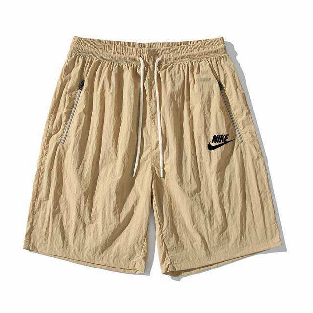 Nike 2024限定款休闲运动梭织速干短裤 耐克今年夏天新推出的合作款日系短裤 A.在炎炎夏日众多短裤中，绝对是必不可少的一款。 除了透气、速干，还是一款搭配 - 点击图像关闭