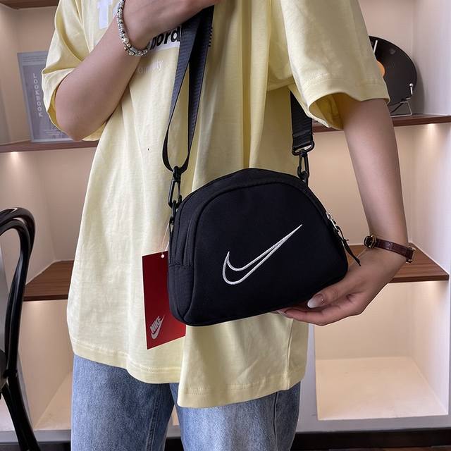 Nike耐克 男女同款简约百搭休闲斜挎包大容量贝壳包时尚潮流运动单肩包户外便携小挎包 尺寸:20×15×8