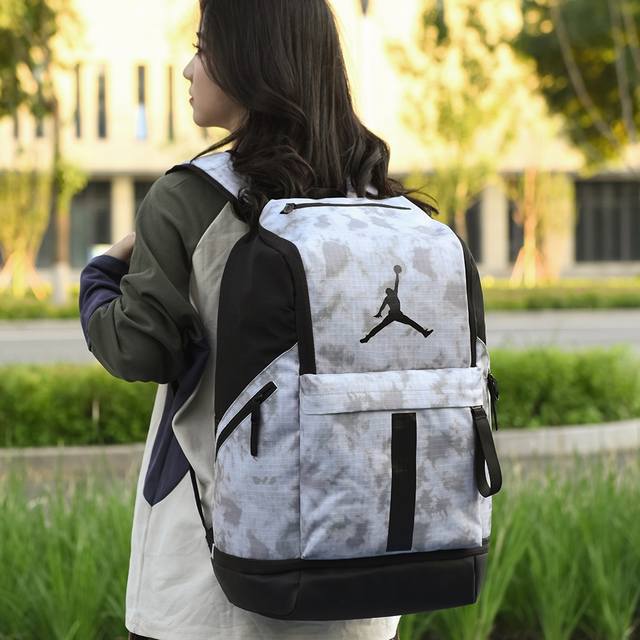 Air Jordan乔丹飞人 大容量休闲双肩包男女同款校园高中大学生书包户外运动旅行背包电脑包 尺寸:50×32×20
